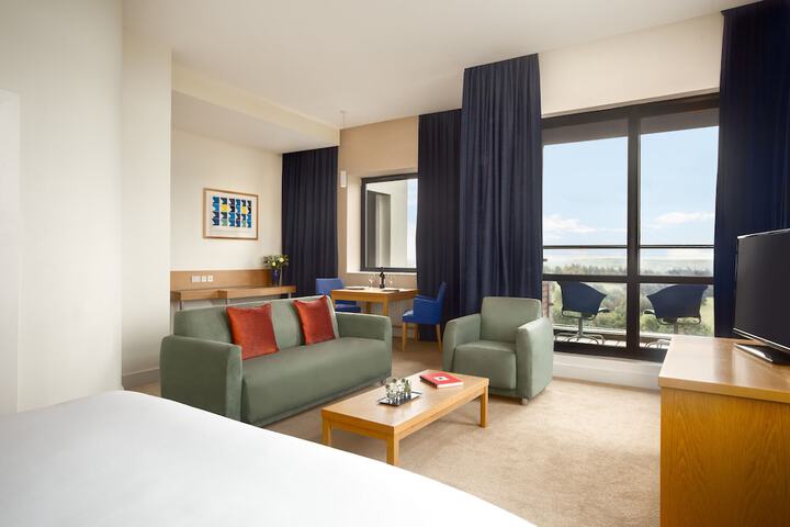 Room 4 of 28