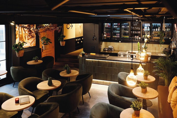 Lounge 52 of 60