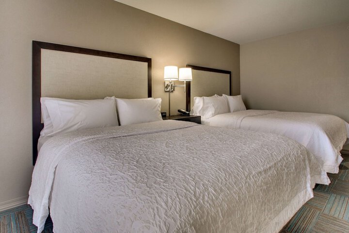 2 Queen Beds Mobility Hearing Accessible Tub (15 of 15)