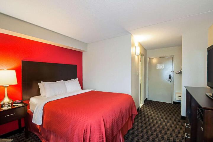 1 Queen Bed (7 of 17)
