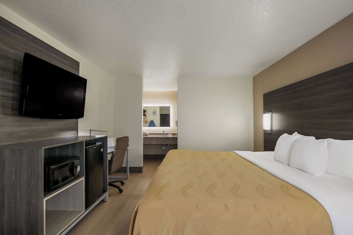 1 King Bed (1 of 23)