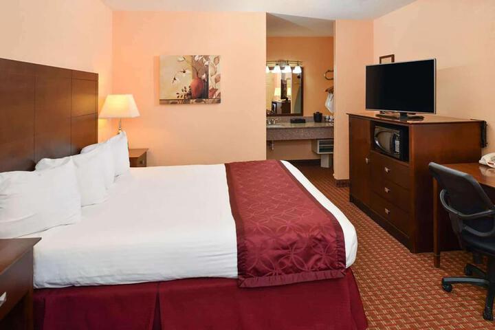 1 King Bed (10 of 10)