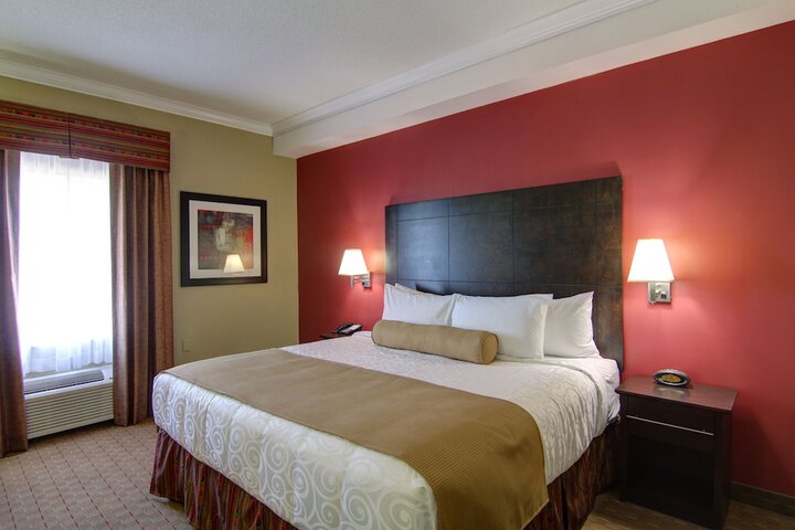 1 King Accessible Comm Assist Roll in Shower Microwave, Refrigerator WiFi Full Breakfast (15 of 25)