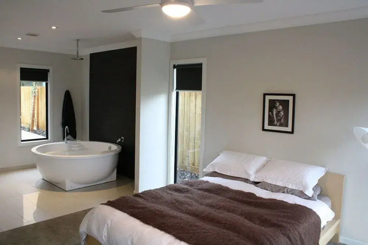 Room 6 of 12