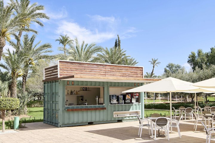 Swim-up bar