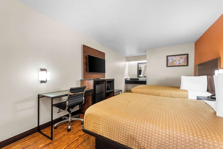 2 Double Beds (4 of 14)