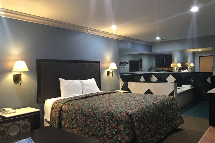 1 King Bed (7 of 15)