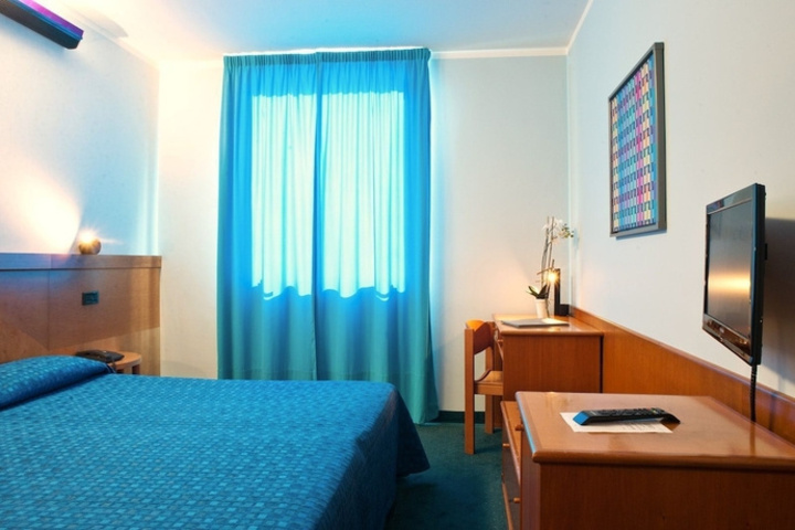 Room 4 of 12