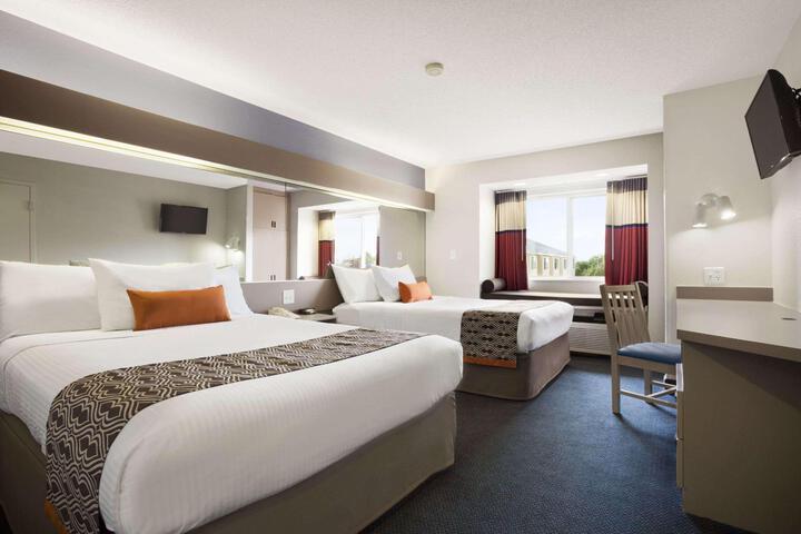 1 Queen Bed Accessible Room (1 of 14)