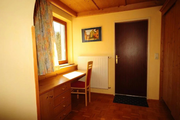 Room 6 of 9