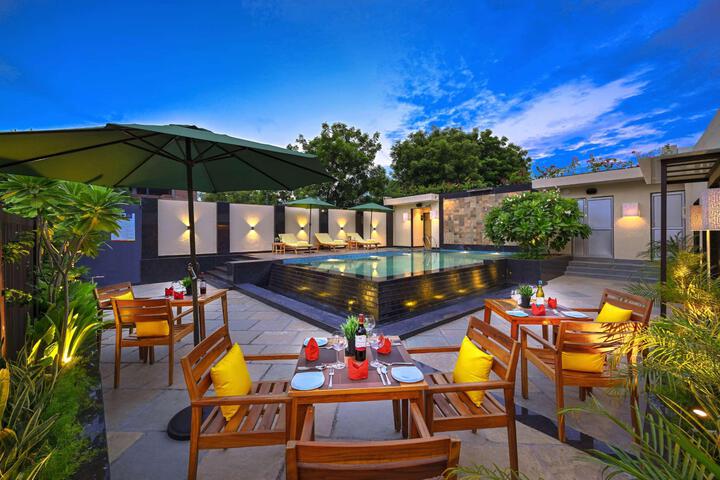 Hotel with Pool