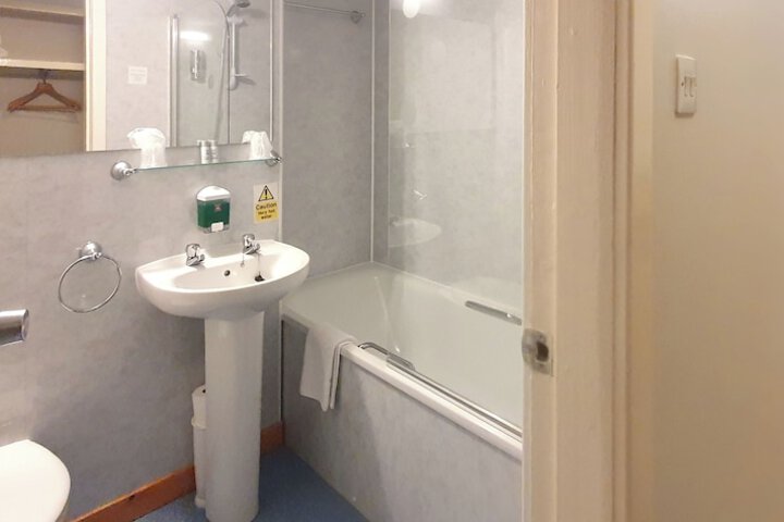 Room 32 of 49