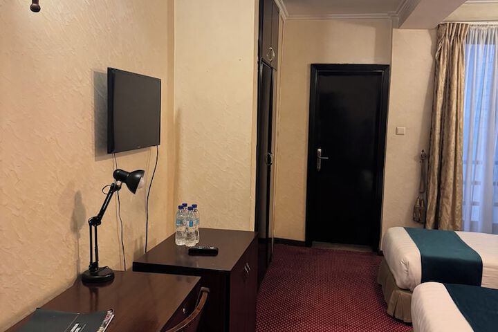 Room 6 of 25
