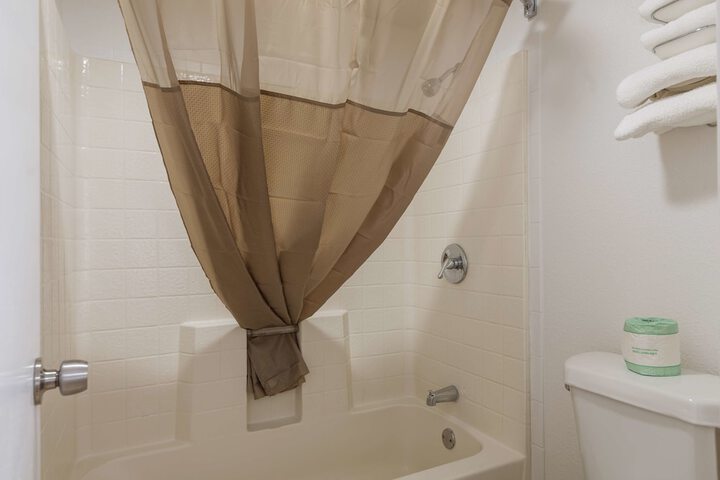 1 King Bed Refrigerator, Microwave (11 of 19)