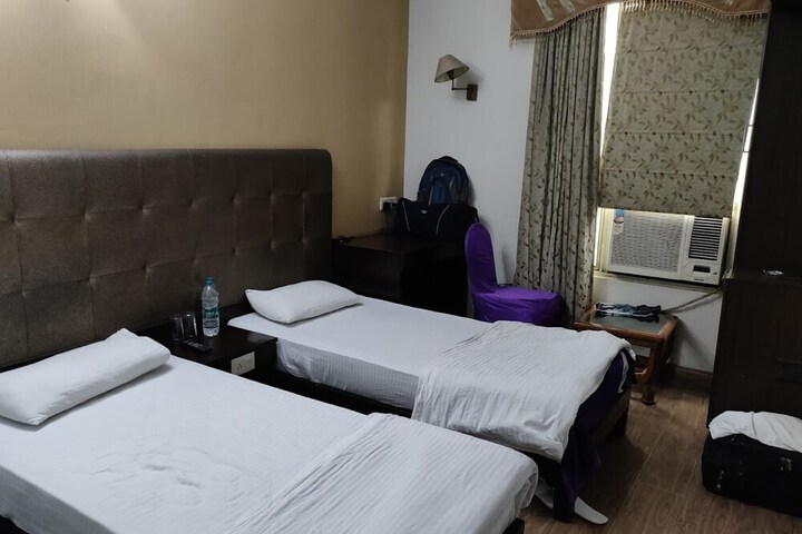 Room 6 of 16