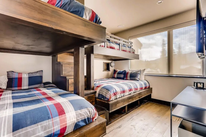 Room 5 of 16
