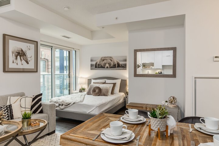 QuickStay - Classy &  Rustic Downtown Condo in Toronto, ON