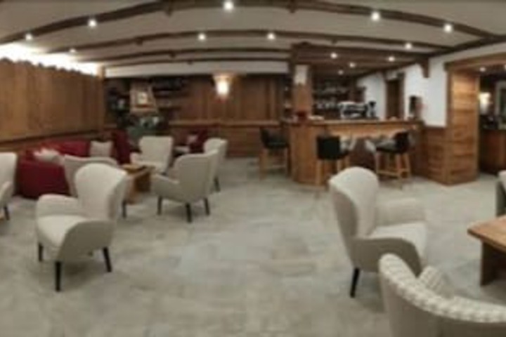 Lounge 10 of 16