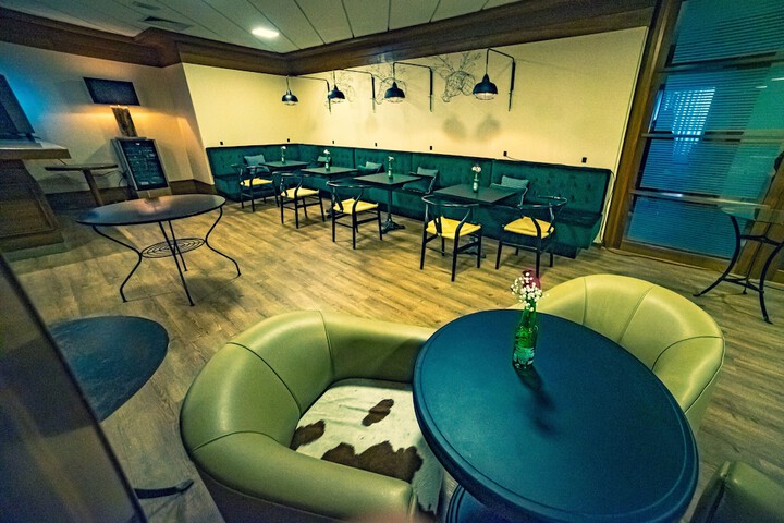 Lounge 37 of 47