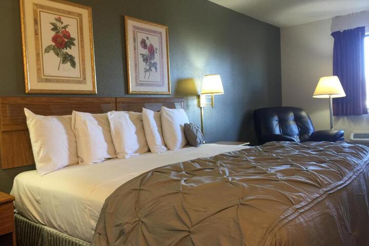 1 King Bed (9 of 11)
