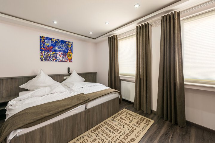 Room 11 of 38