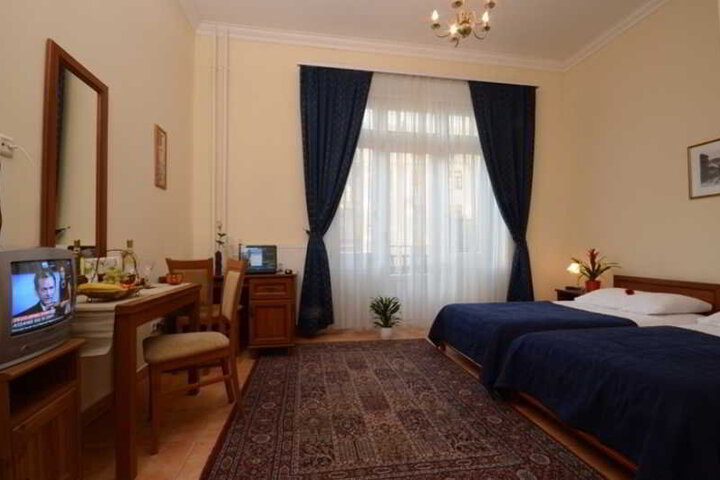 Room 6 of 8