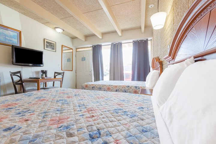 1 Queen Bed (5 of 26)