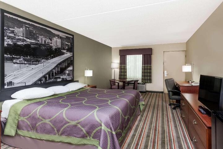 1 King Bed (3 of 15)