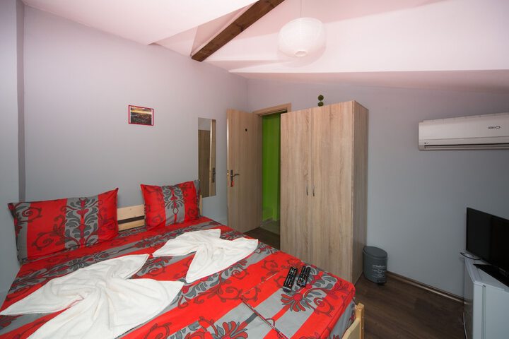 Room 8 of 43