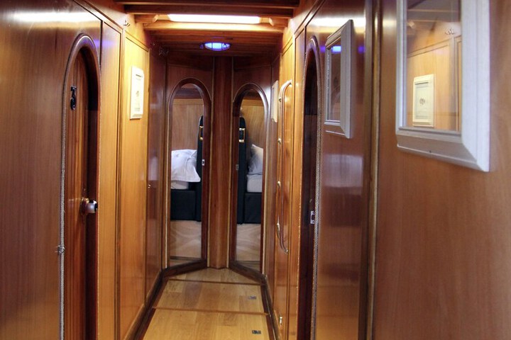 Ballroom/Hall 17 of 22