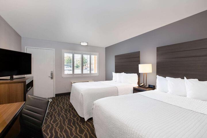 1 Queen Bed (6 of 10)