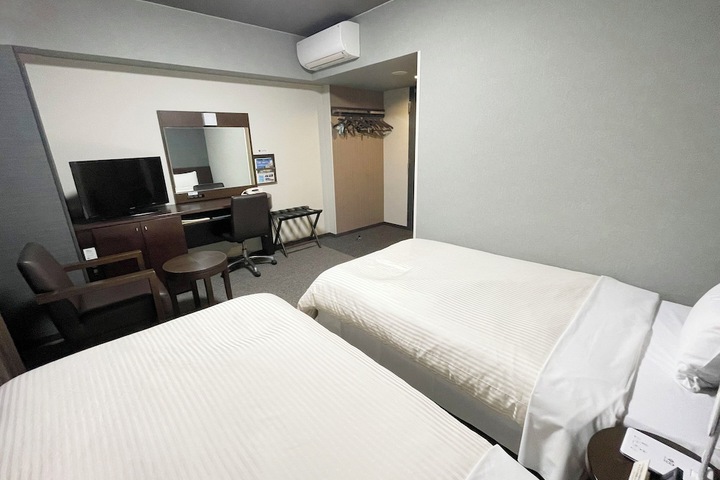 Room 5 of 32