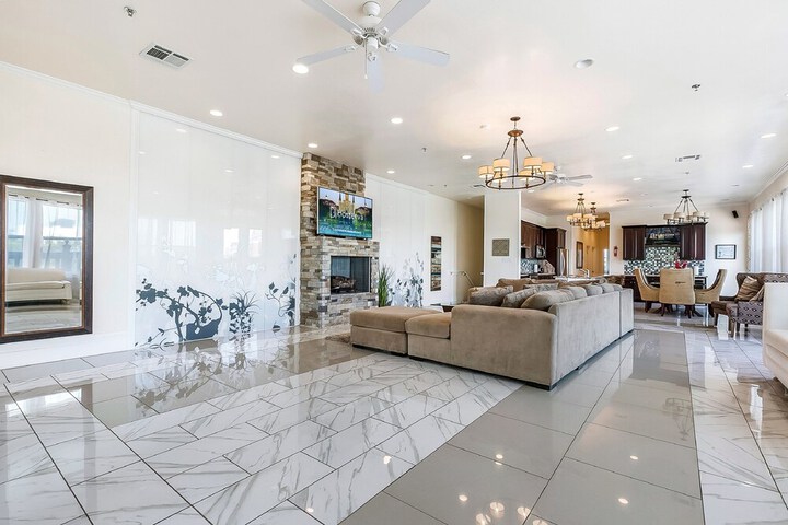 Spacious 4BD Luxury Penthouse with Balcony in New Orleans, LA