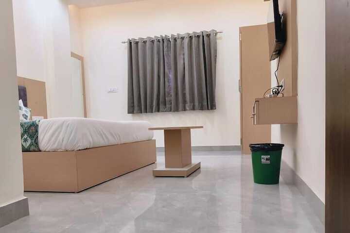 Room 4 of 15