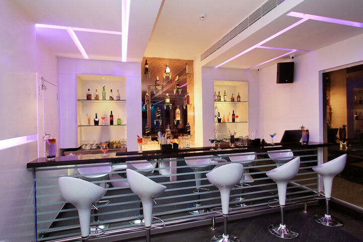 Lounge 34 of 45