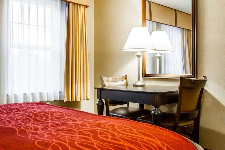 2 Queen Beds (12 of 14)