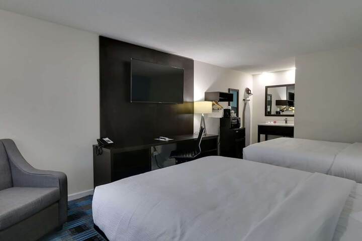 1 Queen Bed (5 of 10)