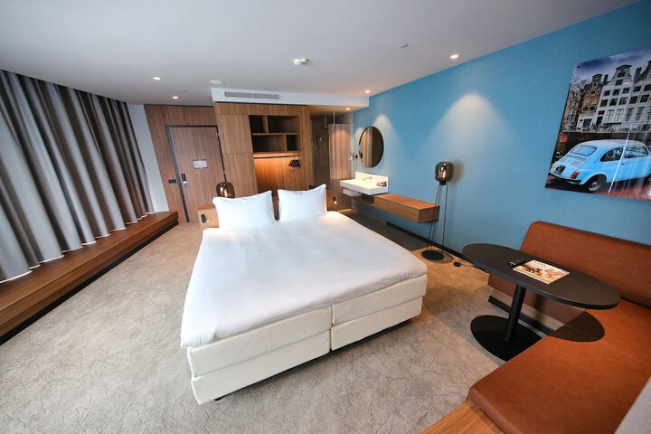 Room 4 of 77