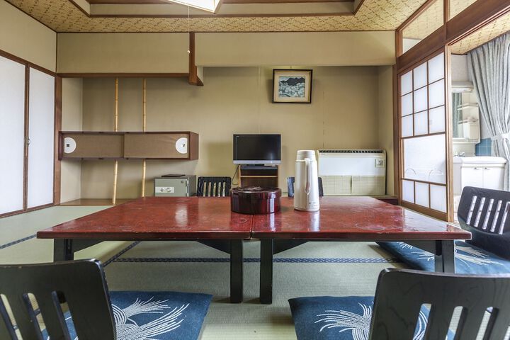 Room 27 of 52