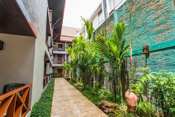 Hotel Exterior 72 of 73
