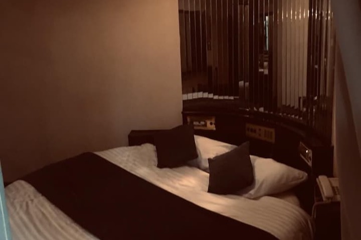 Room 6 of 27