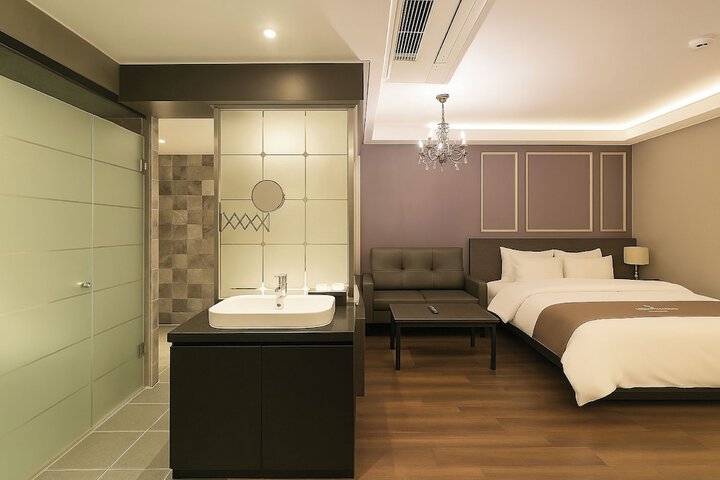 Room 30 of 85