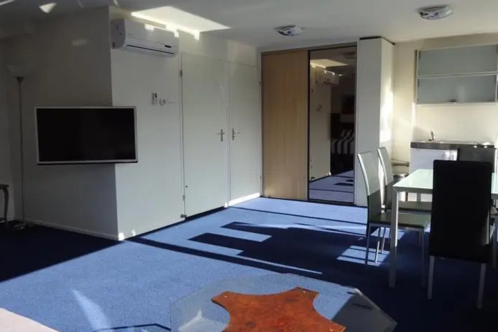 Room 4 of 8