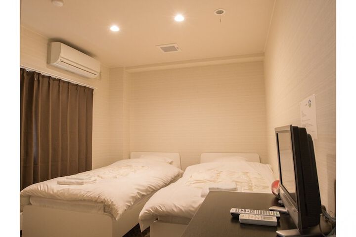 Room 5 of 9