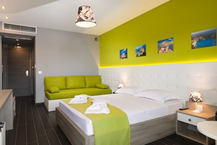Room 4 of 122