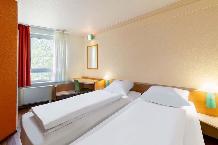 Room 5 of 28