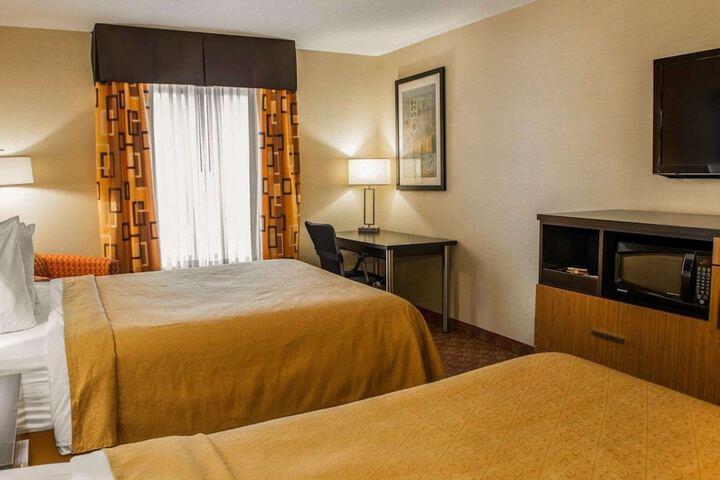 1 Queen Bed (4 of 13)