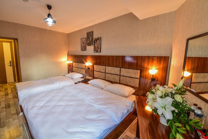 Room 9 of 16
