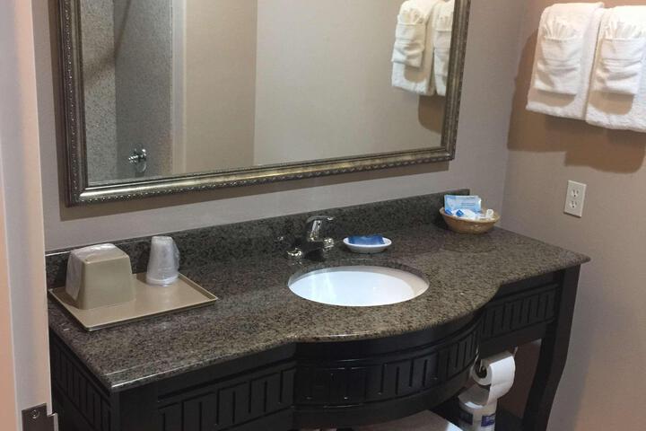 1 King Bed High Speed Microwave, Refrigerator, Coffee Maker, Hair, Iron Brd Full Breakfast (1 of 7)