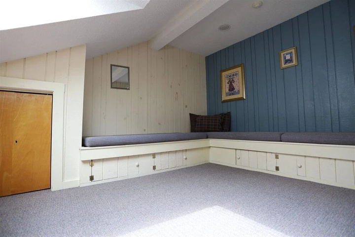 Room 4 of 8